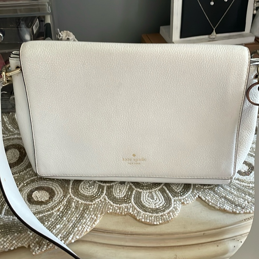 Kate Spade White w champagne 🍾 hardware! Shoulder bag style! Steal of a deal!